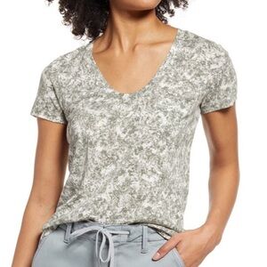 CARLSON Rounded V-neck T-shirt